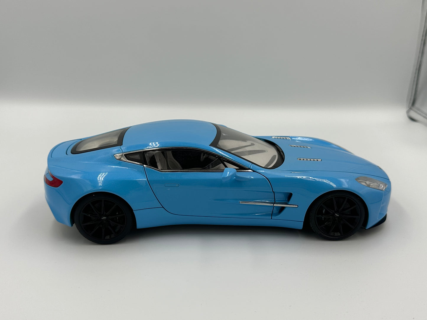 AUTOart Signature 1/18 Aston Martin One-77 Blue
