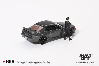 Mini GT 1:64 Nissan Skyline GT-R (R32) Nismo Gunmetal W/ Matsuda Figure