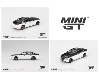 Mini GT 1:64 BMW i7 xDrive60 – Alpine White / Black Sapphire