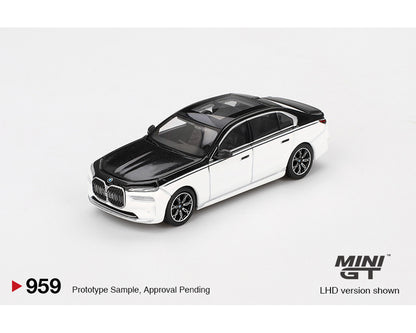 Mini GT 1:64 BMW i7 xDrive60 – Alpine White / Black Sapphire