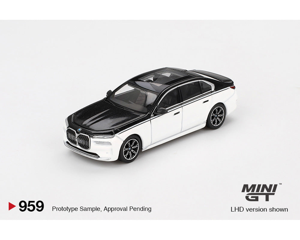 Mini GT 1:64 BMW i7 xDrive60 – Alpine White / Black Sapphire