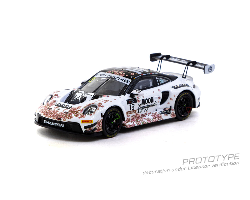 Tarmac Works 1:64 Porsche 911 GT3 R Suzuka 1000km – Intercontinental GT Challenge 2025 Phantom Global Racing Sun Jingzu / Adderly Fong / Nico Menzel Model Car + Trading Cards Combo Set