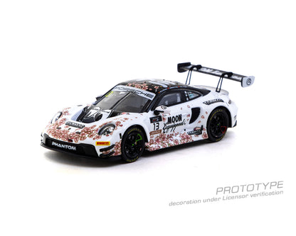 Tarmac Works 1:64 Porsche 911 GT3 R Suzuka 1000km – Intercontinental GT Challenge 2025 Phantom Global Racing Sun Jingzu / Adderly Fong / Nico Menzel Model Car + Trading Cards Combo Set
