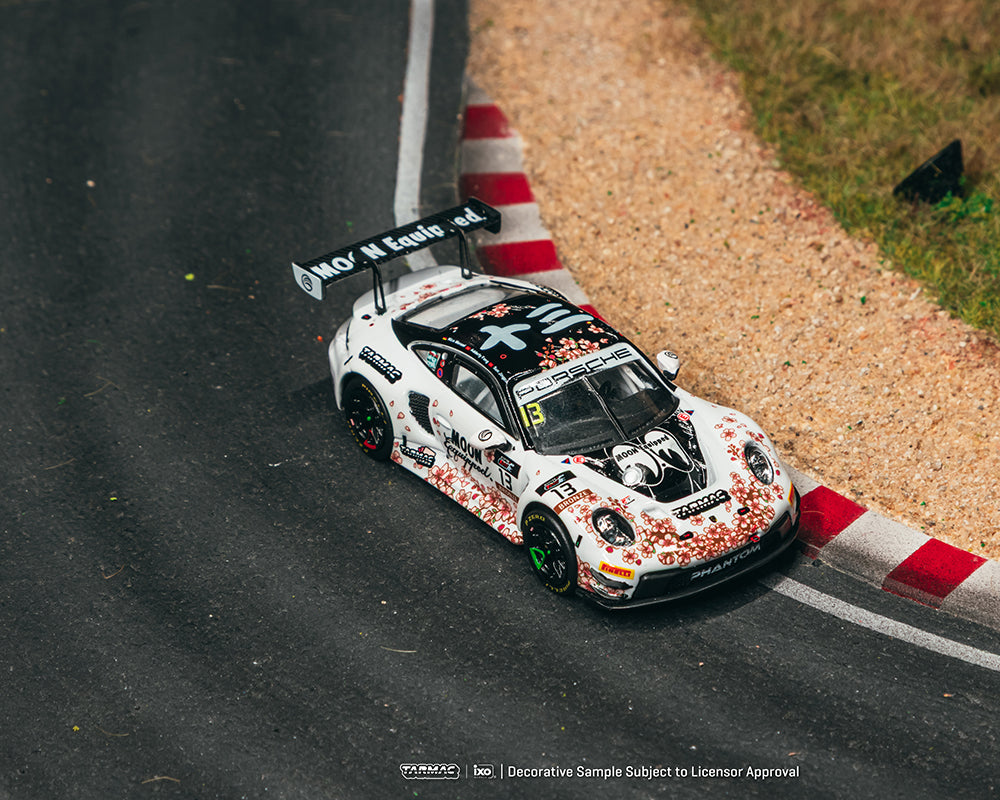 Tarmac Works 1:64 Porsche 911 GT3 R Suzuka 1000km – Intercontinental GT Challenge 2025 Phantom Global Racing Sun Jingzu / Adderly Fong / Nico Menzel Model Car + Trading Cards Combo Set