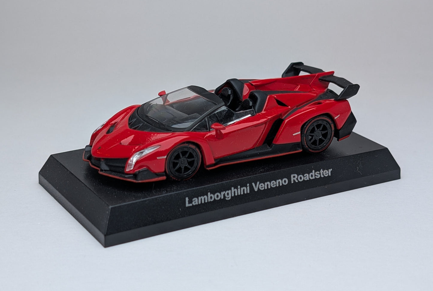 KYOSHO 1:64 Lamborghini Veneno Roaster (Red)