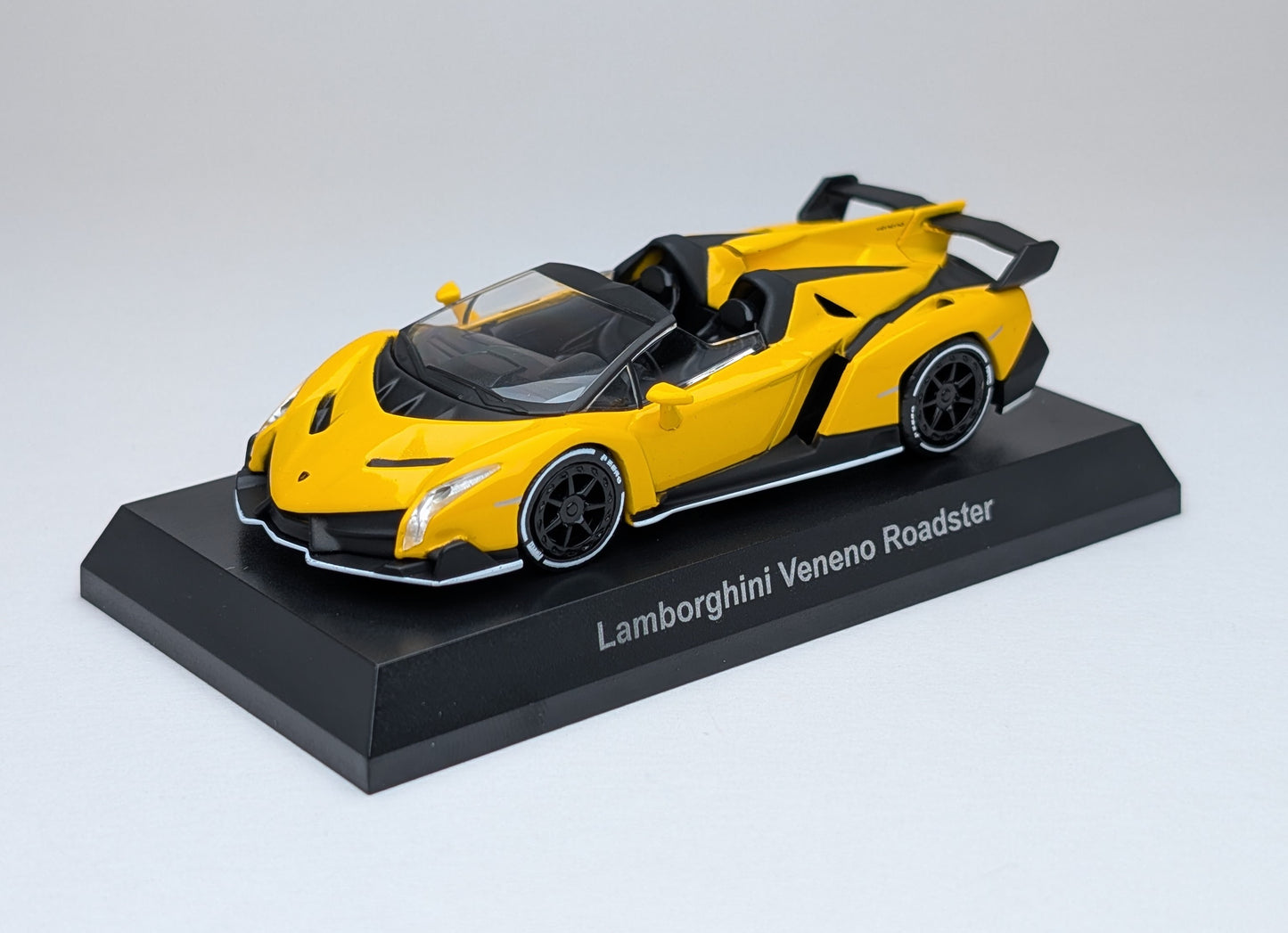 KYOSHO 1:64 Lamborghini Veneno Roaster (Yellow)