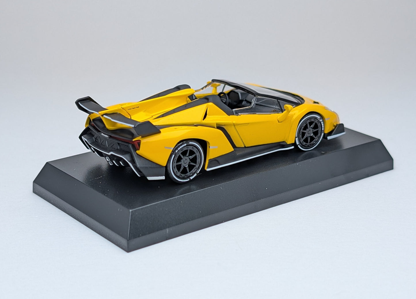 KYOSHO 1:64 Lamborghini Veneno Roaster (Yellow)