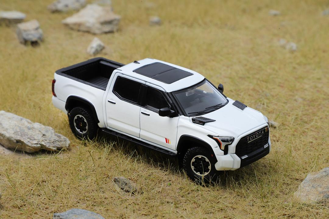 GCD 1:64 White LB Fuso Super Great Transport Truck Model