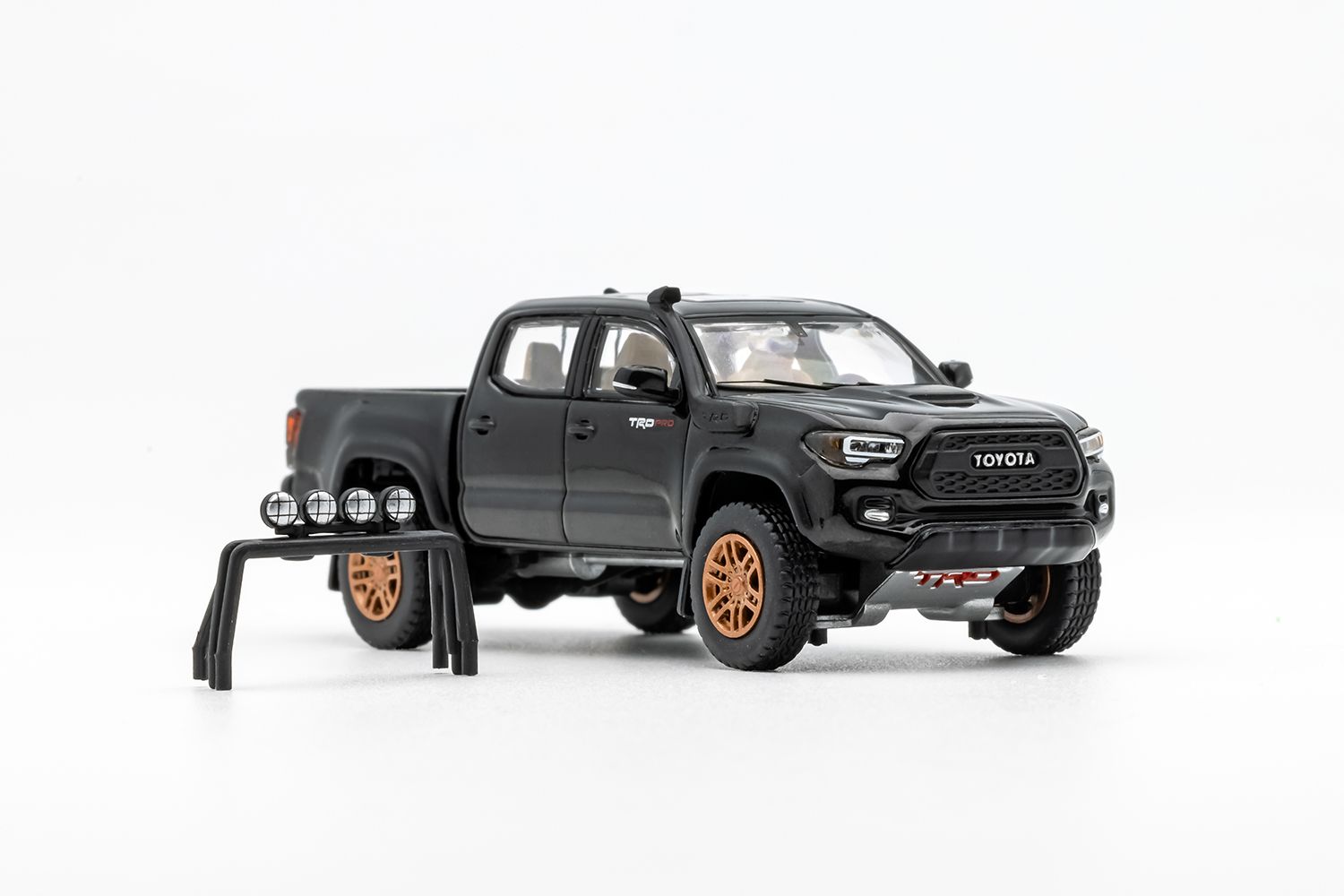 トヨタ・タコマ TRD PRO ブラック　ウィズ　ロールバー+スポットライト GCD US Exclusive 1/64 Toyota Tacoma TRD PRO Black with Roll Bar+