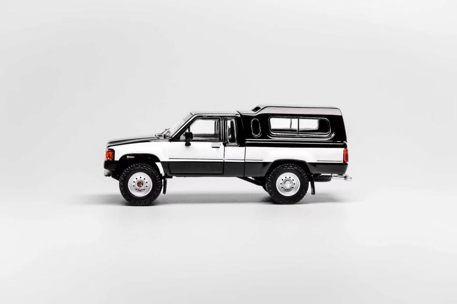 GCD 1:64 Toyota 1985 Hilux 4x4 SR5 Black/White – DiecastTalk