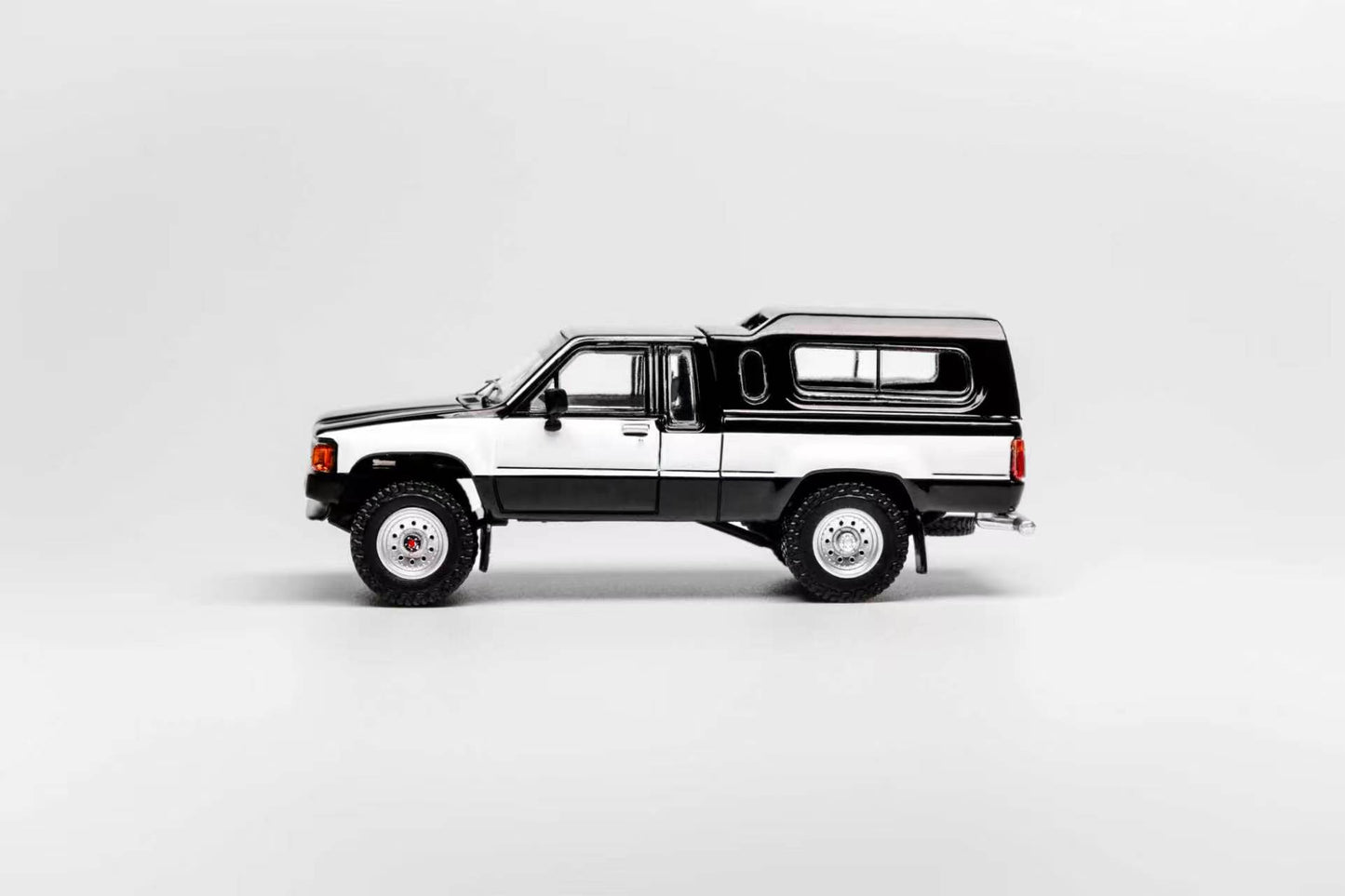 GCD 1:64 Toyota 1985 Hilux 4x4 SR5 Black/White