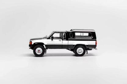 GCD 1:64 Toyota 1985 Hilux 4x4 SR5 Black/White