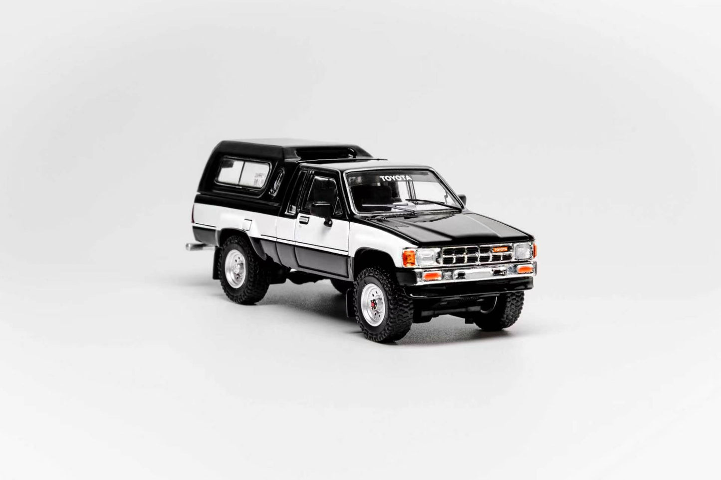 GCD 1:64 Toyota 1985 Hilux 4x4 SR5 Black/White