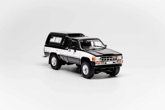 GCD 1:64 Toyota 1985 Hilux 4x4 SR5 Black/White
