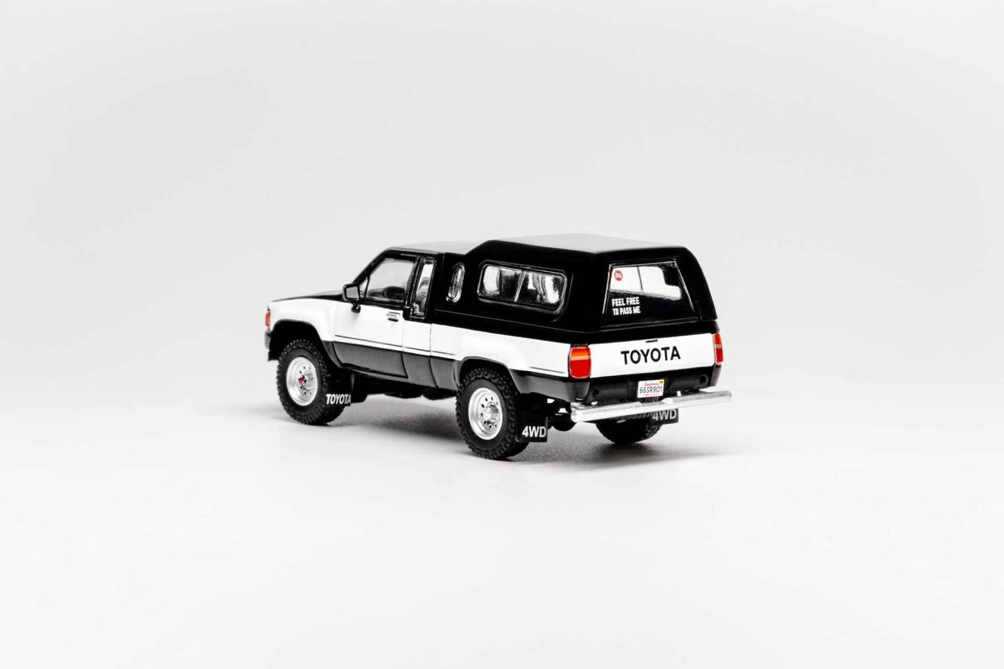 GCD 1:64 Toyota 1985 Hilux 4x4 SR5 Black/White