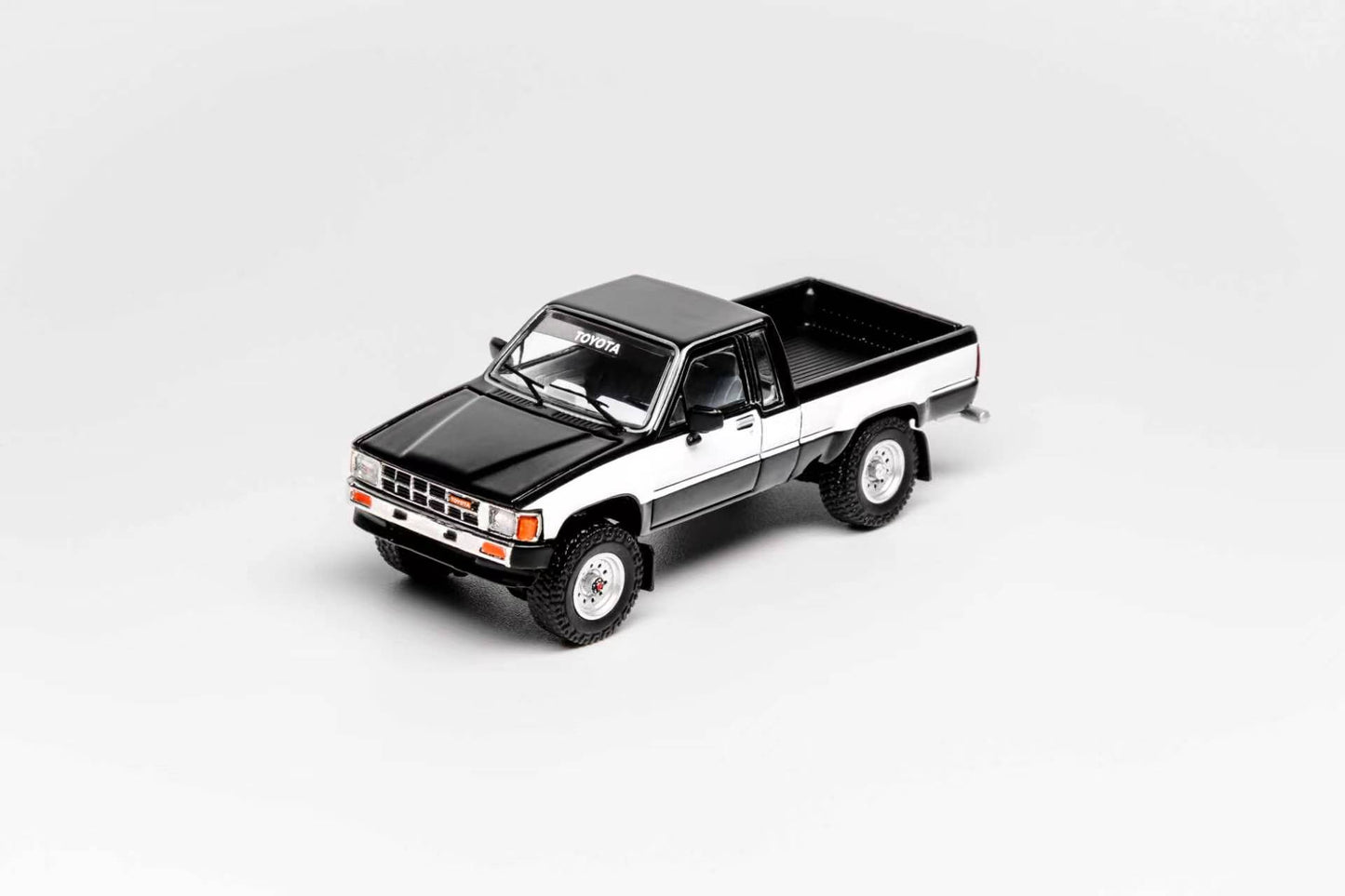 GCD 1:64 Toyota 1985 Hilux 4x4 SR5 Black/White