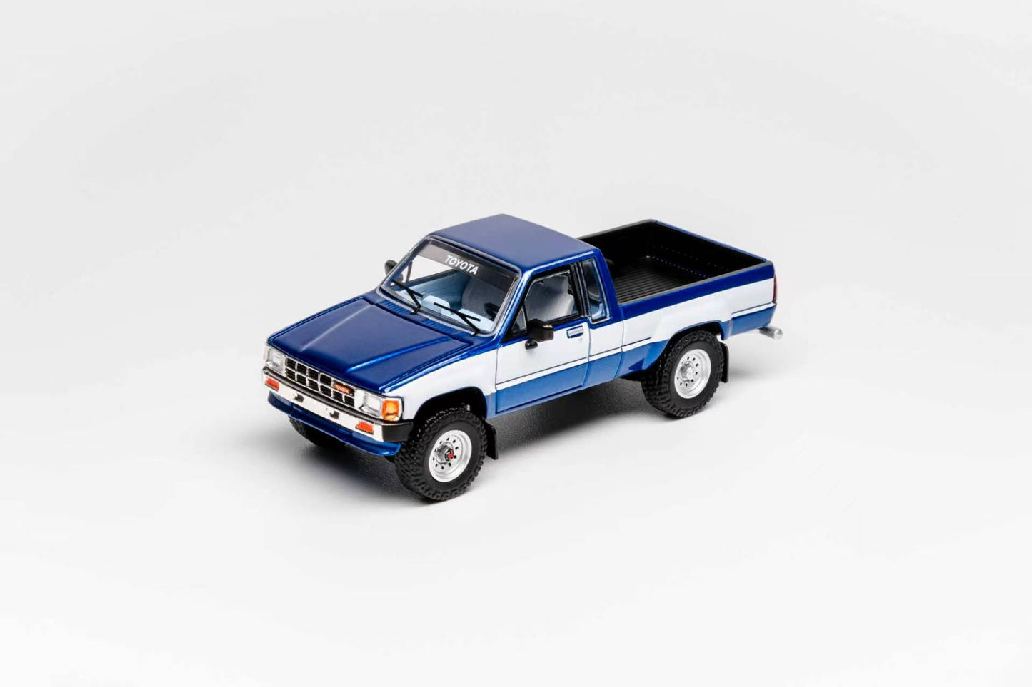 GCD 1:64 Toyota 1985 Hilux 4x4 SR5 Blue/White